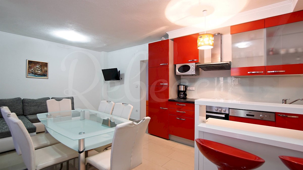 Pag, objekt z 9 luksuznimi apartmaji (555m2), 1. red do morja