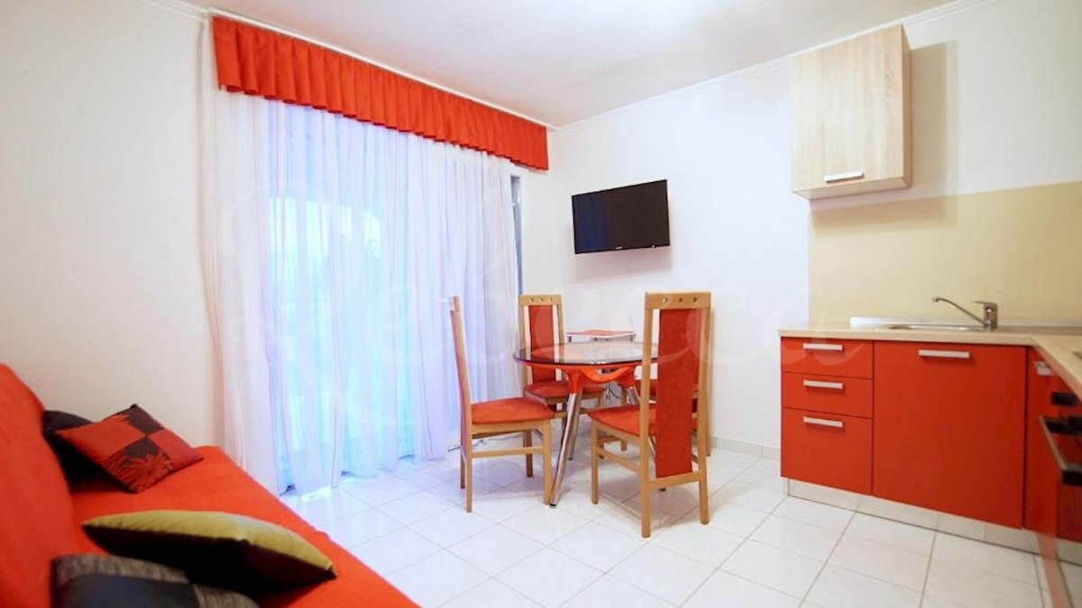 Pag, objekt z 9 luksuznimi apartmaji (555m2), 1. red do morja