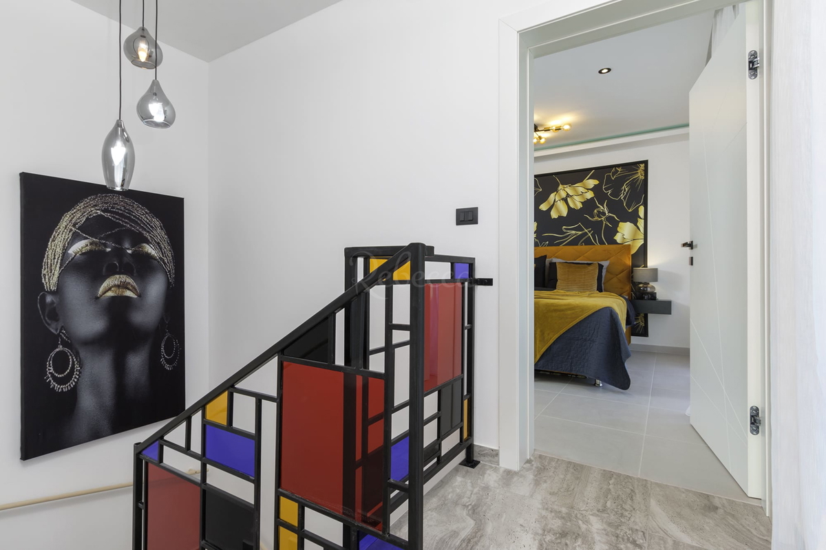 Vila z bazenom, 220 m2, Premantura