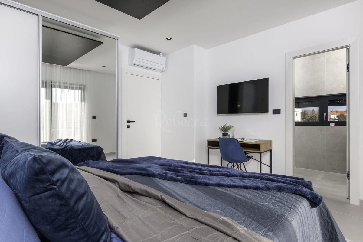 Vila z bazenom, 220 m2, Premantura