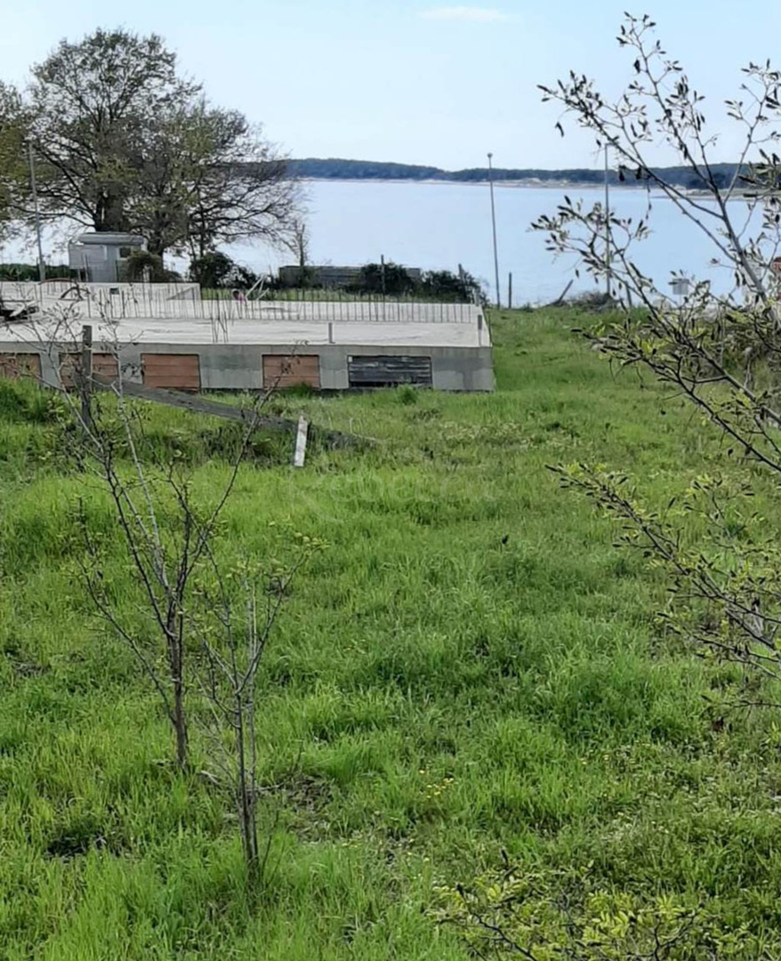 Medulin, prva vrsta do morja, zazidljivo zemljišče za vilo s projektom