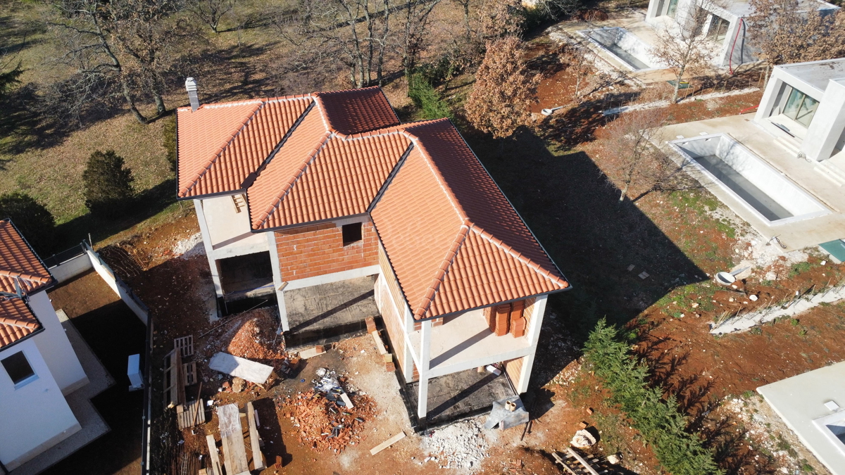 ISTRA, KAŠTELIR, HIŠA Z BAZENOM