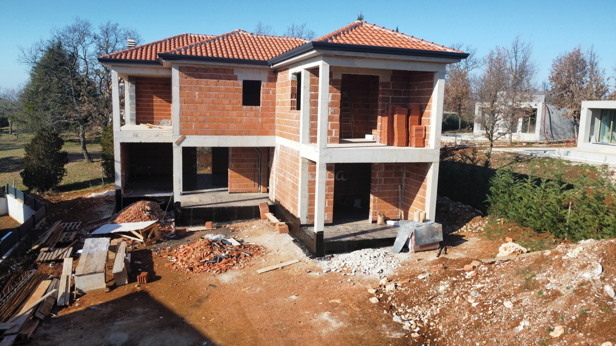 ISTRA, KAŠTELIR, HIŠA Z BAZENOM