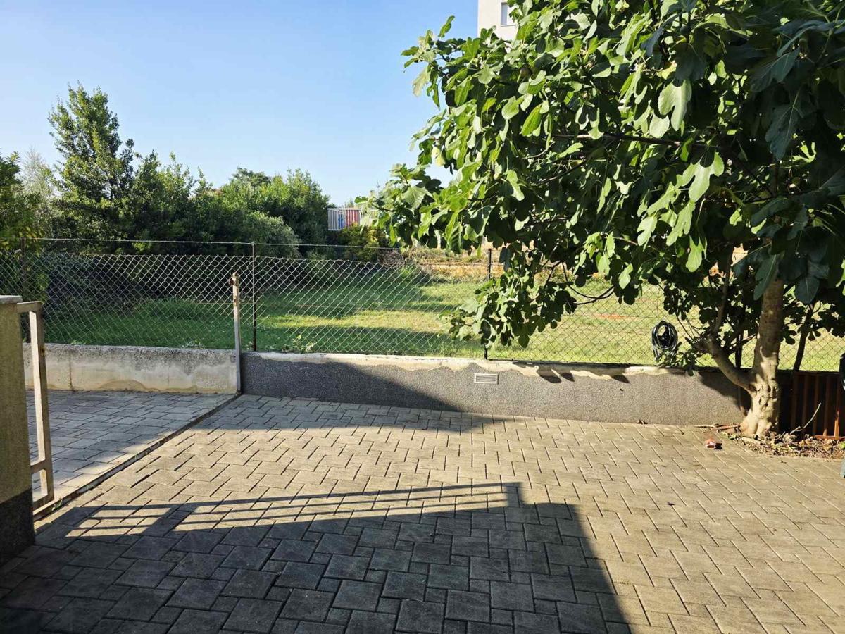 Stanovanje 60 m² s 50 m² dvorišča in 2 parkirnima mestoma - takoj vseljivo!