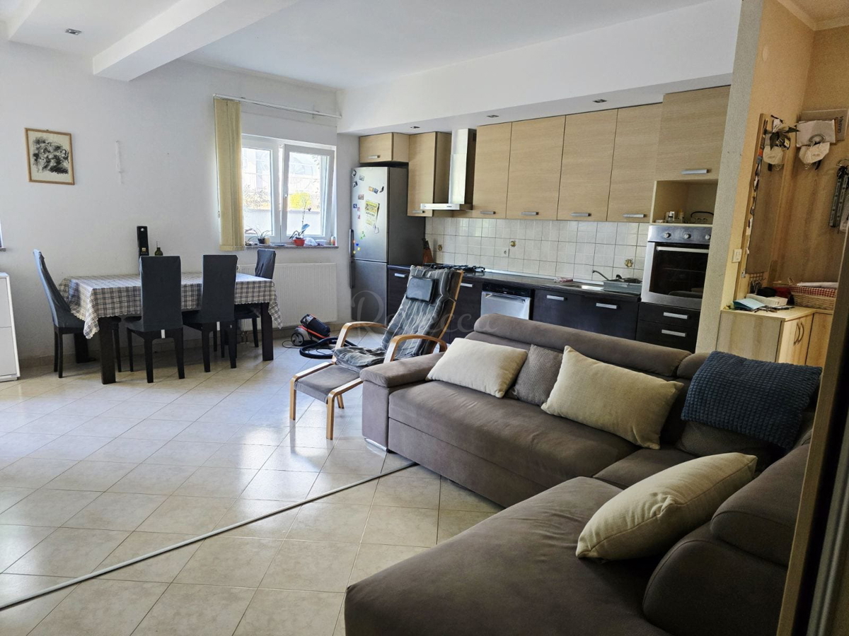 Stanovanje 60 m² s 50 m² dvorišča in 2 parkirnima mestoma - takoj vseljivo!