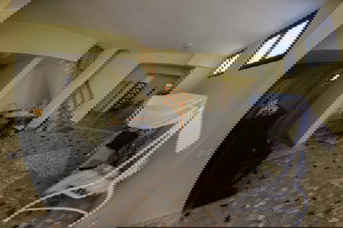 Hiša s 6 apartmaji, gostilno in Kažun