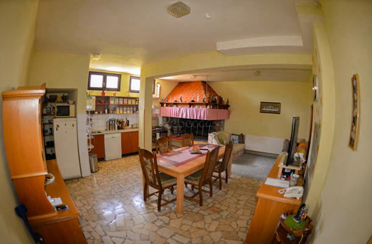 Hiša s 6 apartmaji, gostilno in Kažun