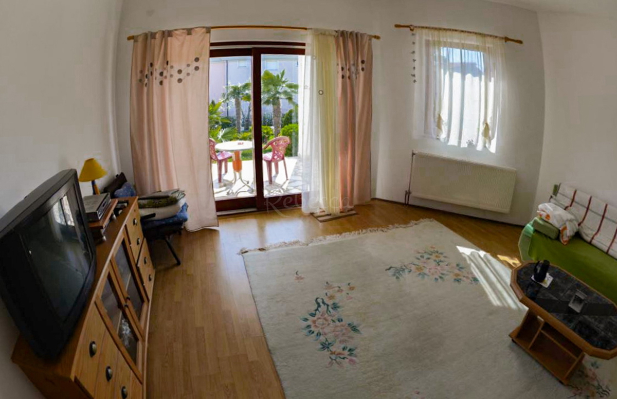 Hiša s 6 apartmaji, gostilno in Kažun