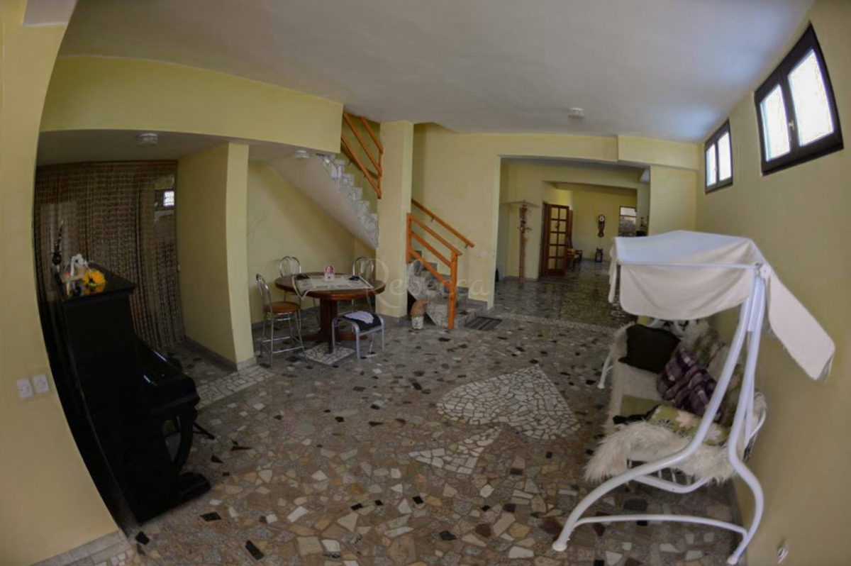 Hiša s 6 apartmaji, gostilno in Kažun