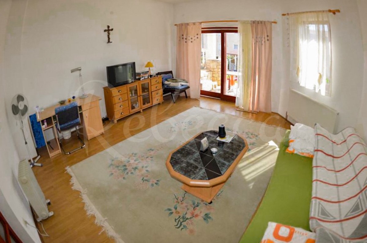 Hiša s 6 apartmaji, gostilno in Kažun