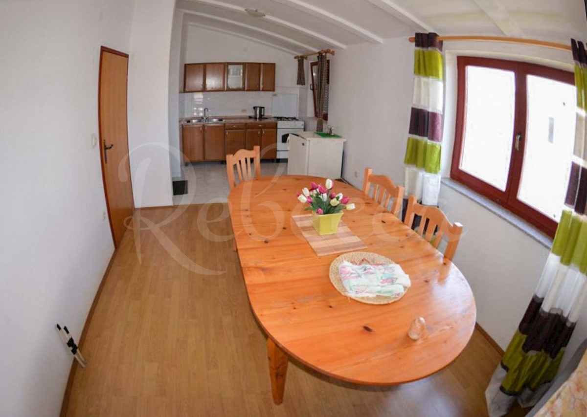 Hiša s 6 apartmaji, gostilno in Kažun