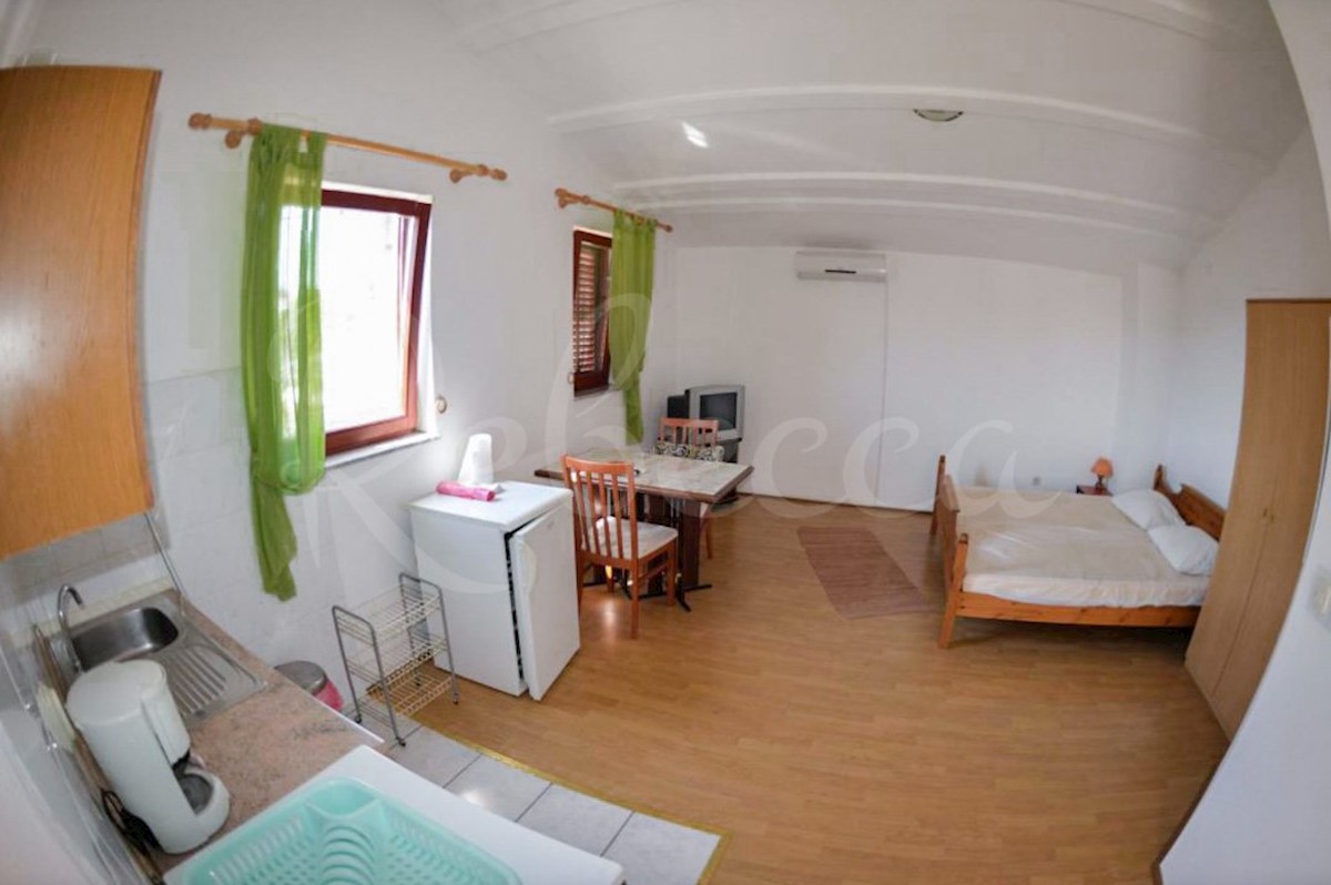 Hiša s 6 apartmaji, gostilno in Kažun