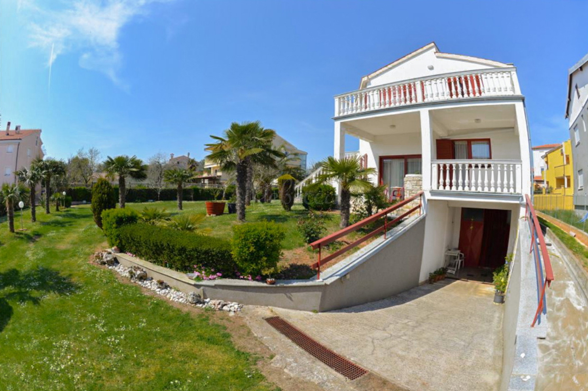 Hiša s 6 apartmaji, gostilno in Kažun