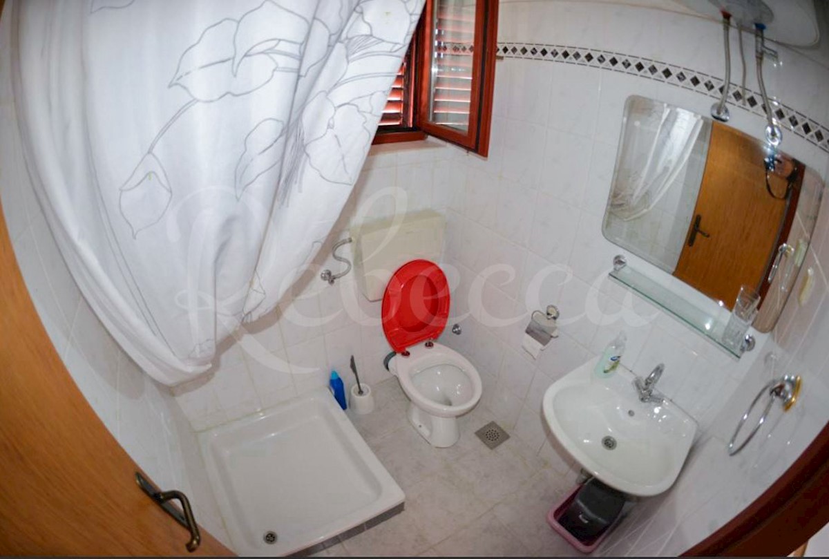 Hiša s 6 apartmaji, gostilno in Kažun