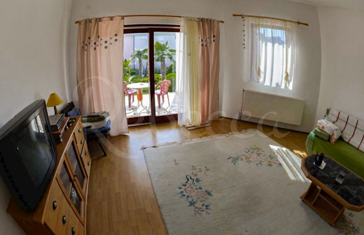 Hiša s 6 apartmaji, gostilno in Kažun