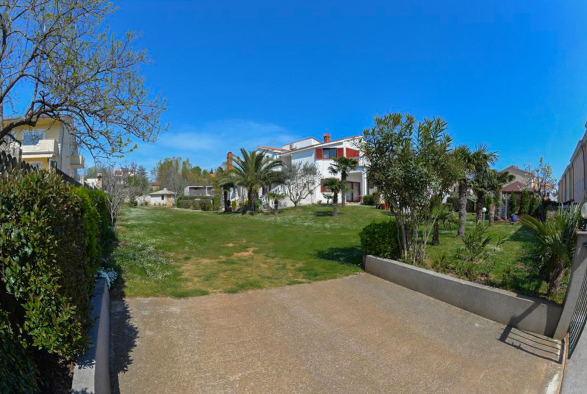 Hiša s 6 apartmaji, gostilno in Kažun