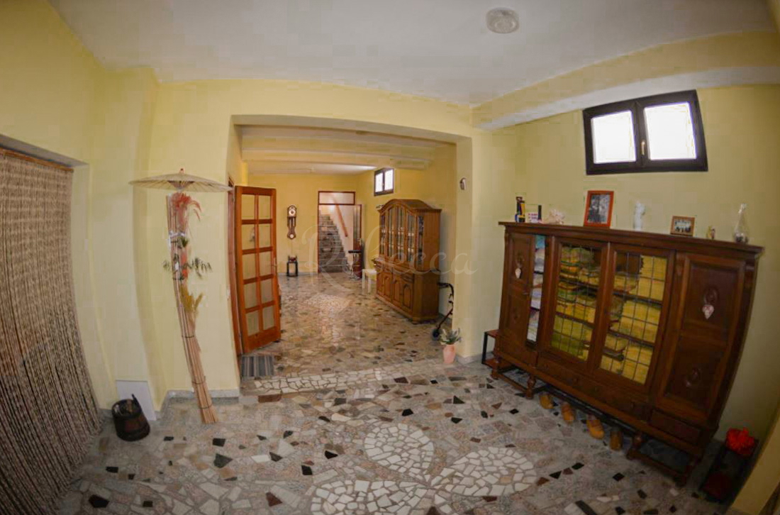 Hiša s 6 apartmaji, gostilno in Kažun