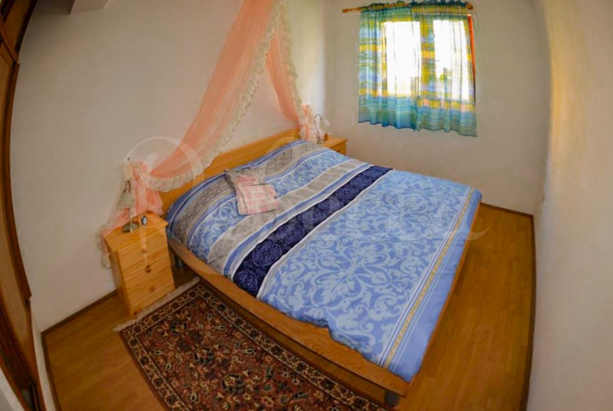 Hiša s 6 apartmaji, gostilno in Kažun