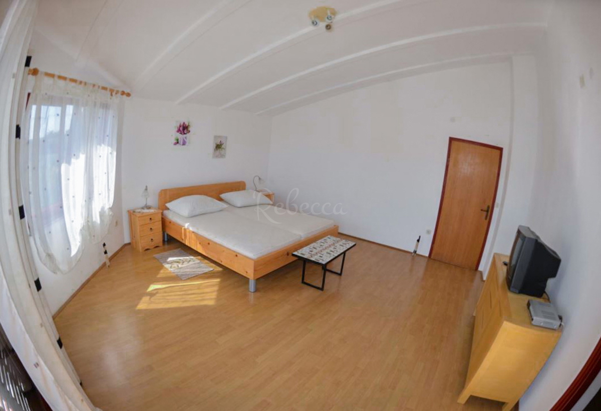 Hiša s 6 apartmaji, gostilno in Kažun