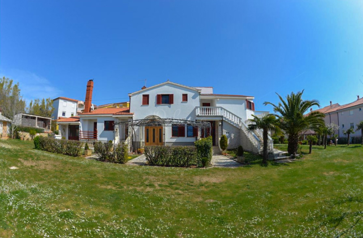 Hiša s 6 apartmaji, gostilno in Kažun