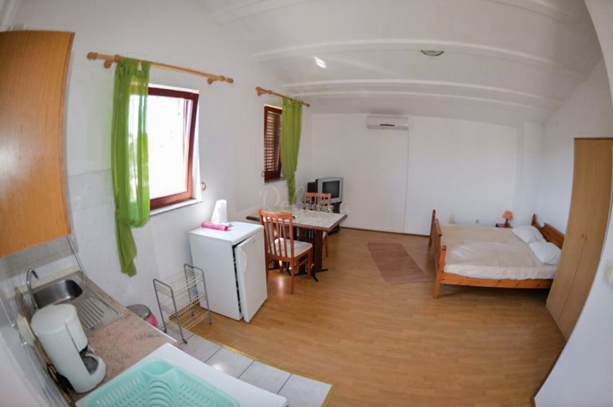 Hiša s 6 apartmaji, gostilno in Kažun