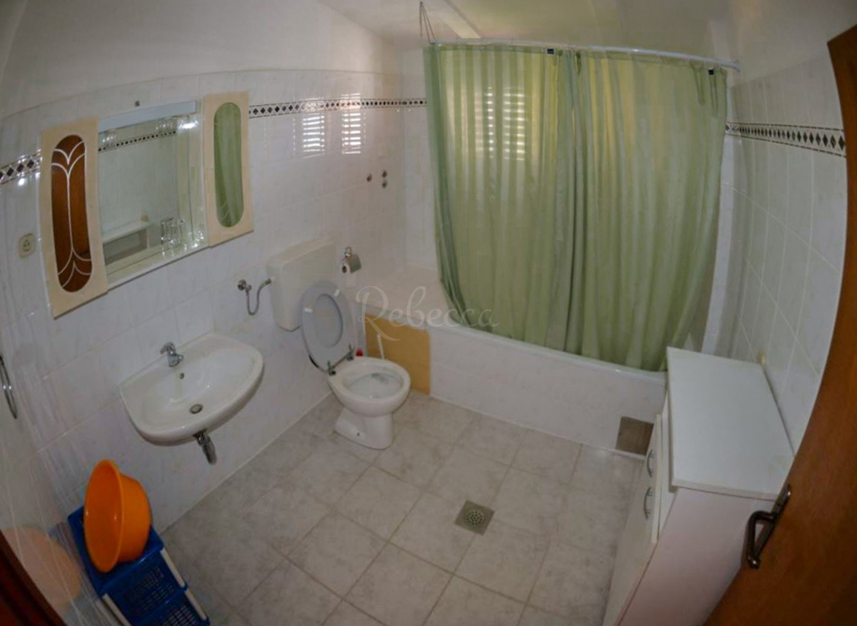 Hiša s 6 apartmaji, gostilno in Kažun