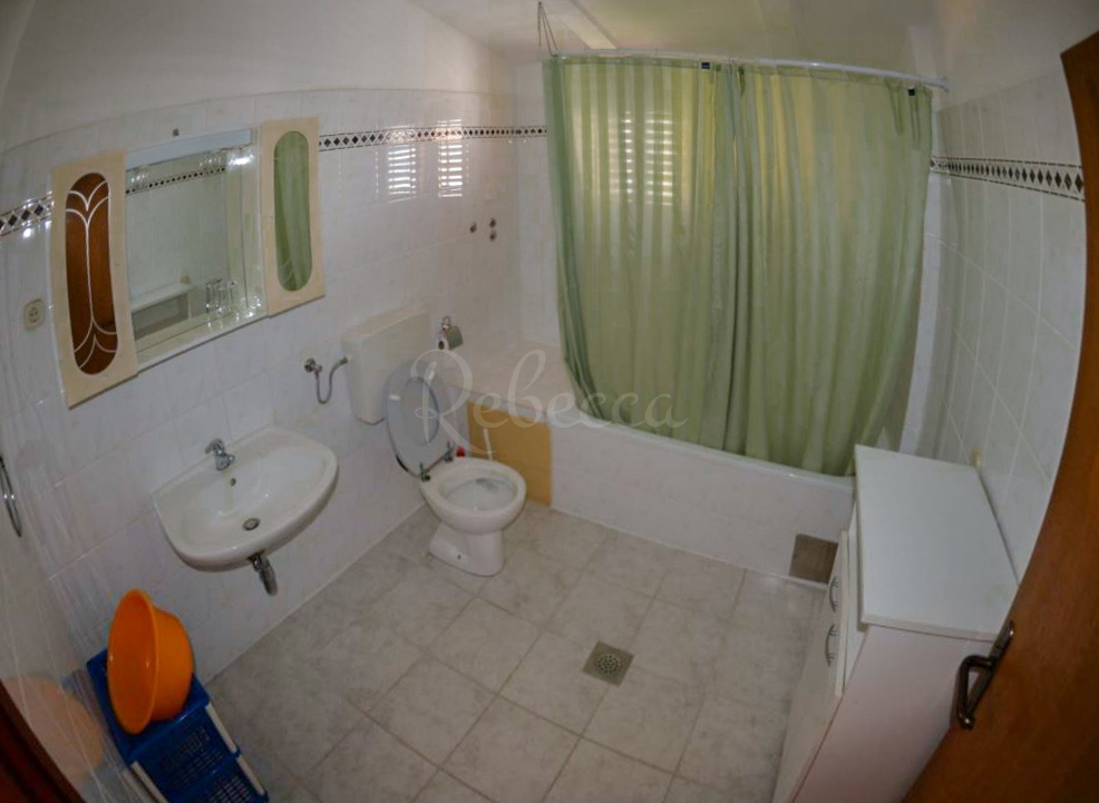 Hiša s 6 apartmaji, gostilno in Kažun