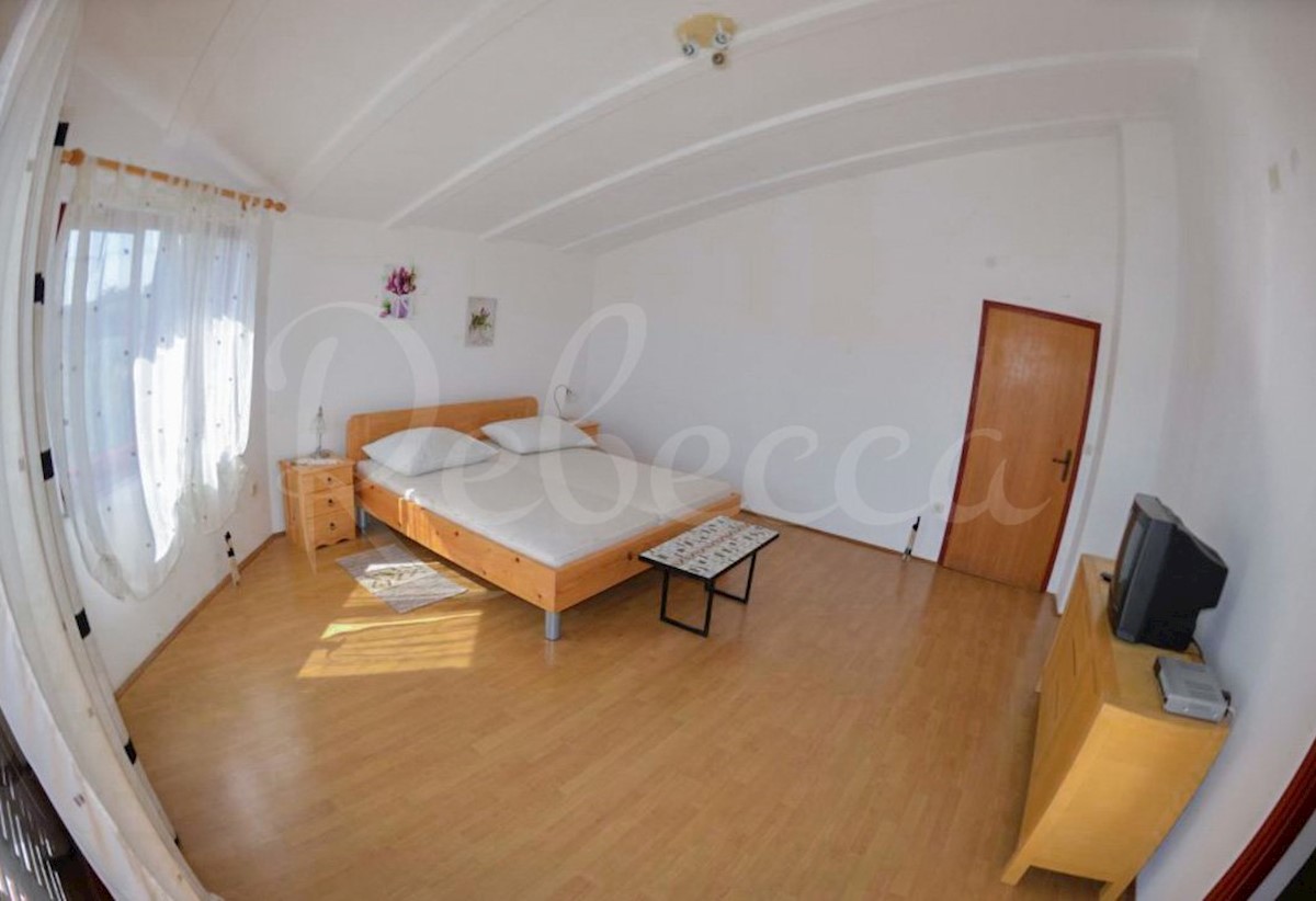 Hiša s 6 apartmaji, gostilno in Kažun