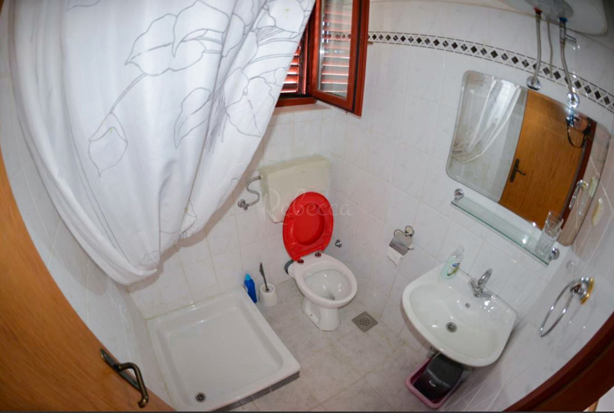 Hiša s 6 apartmaji, gostilno in Kažun