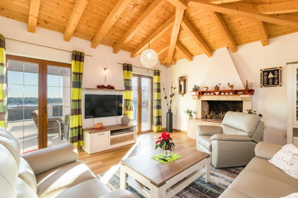 Hiša s pogledom na morje, 250 m2, bazen, Medulin