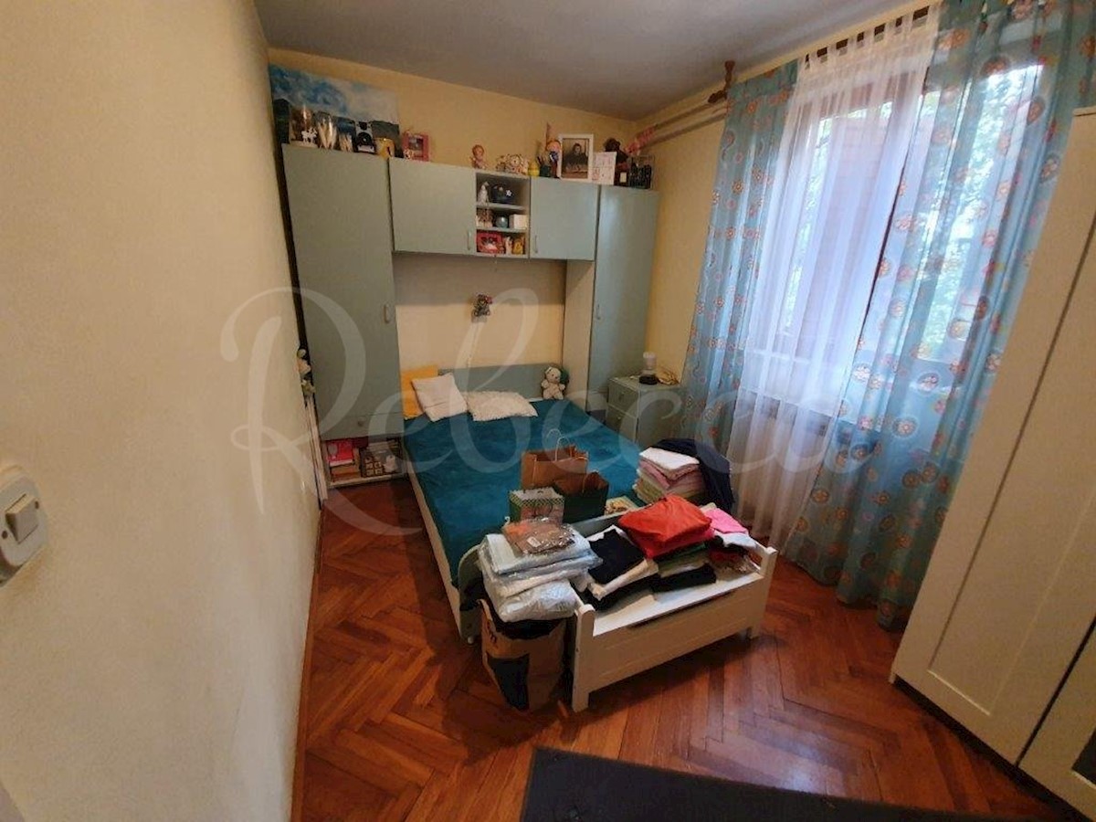 Biograd, hiša s 3 apartmaji in veliko dodatnega prostora!