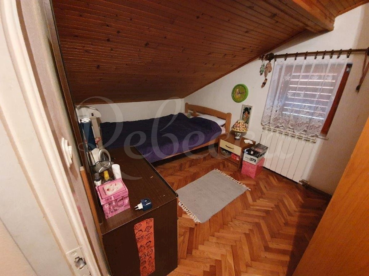 Biograd, hiša s 3 apartmaji in veliko dodatnega prostora!