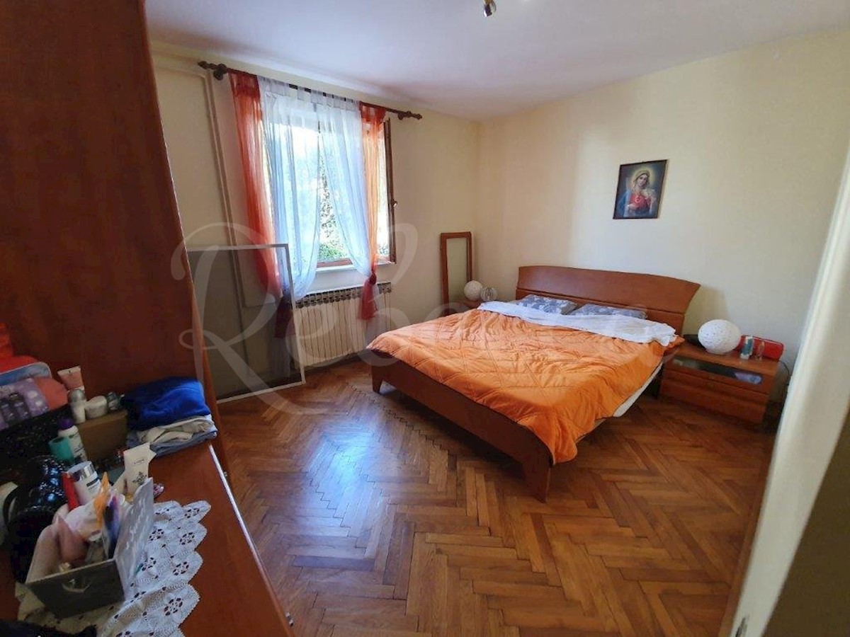 Biograd, hiša s 3 apartmaji in veliko dodatnega prostora!