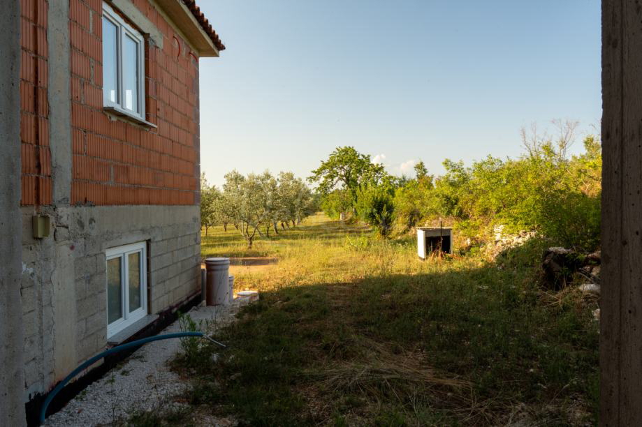 Hiša 280 m2, dva apartmaja, velik vrt, okolica Vodnjana