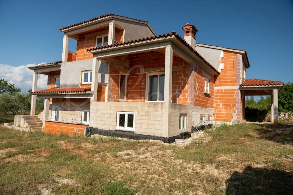 Hiša 280 m2, dva apartmaja, velik vrt, okolica Vodnjana