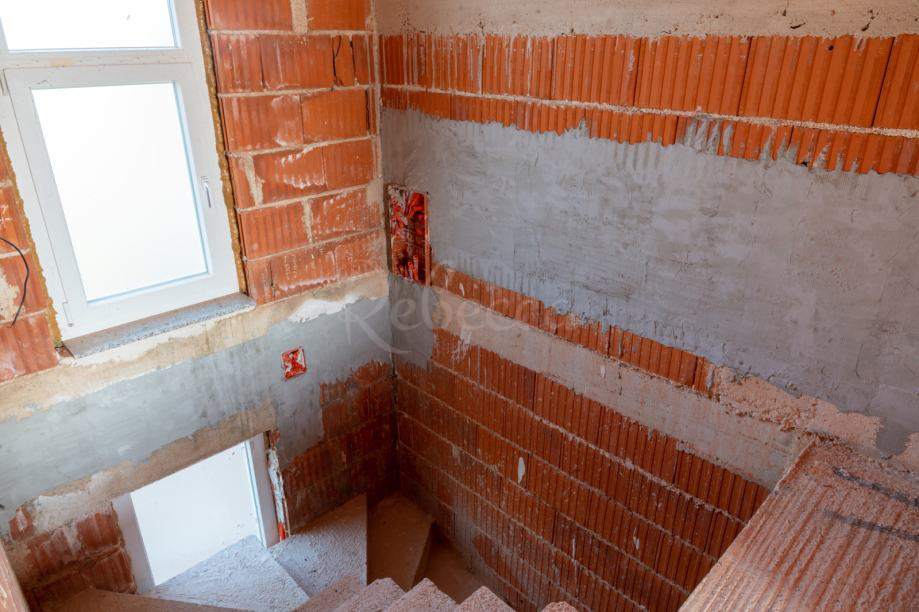 Hiša 280 m2, dva apartmaja, velik vrt, okolica Vodnjana