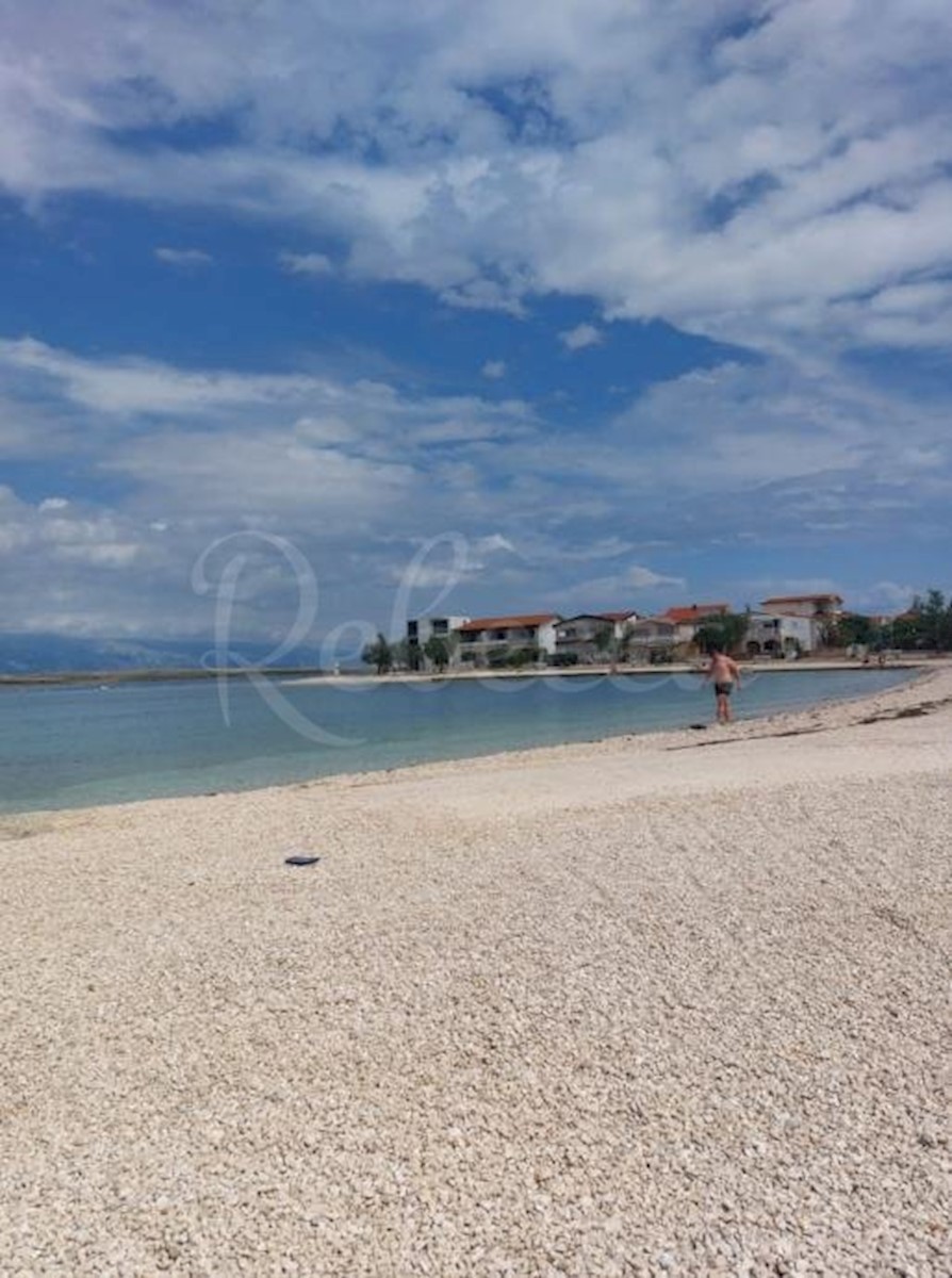 Vir, hiša z dvema apartmajema (126,80m2), 70 metrov do plaže