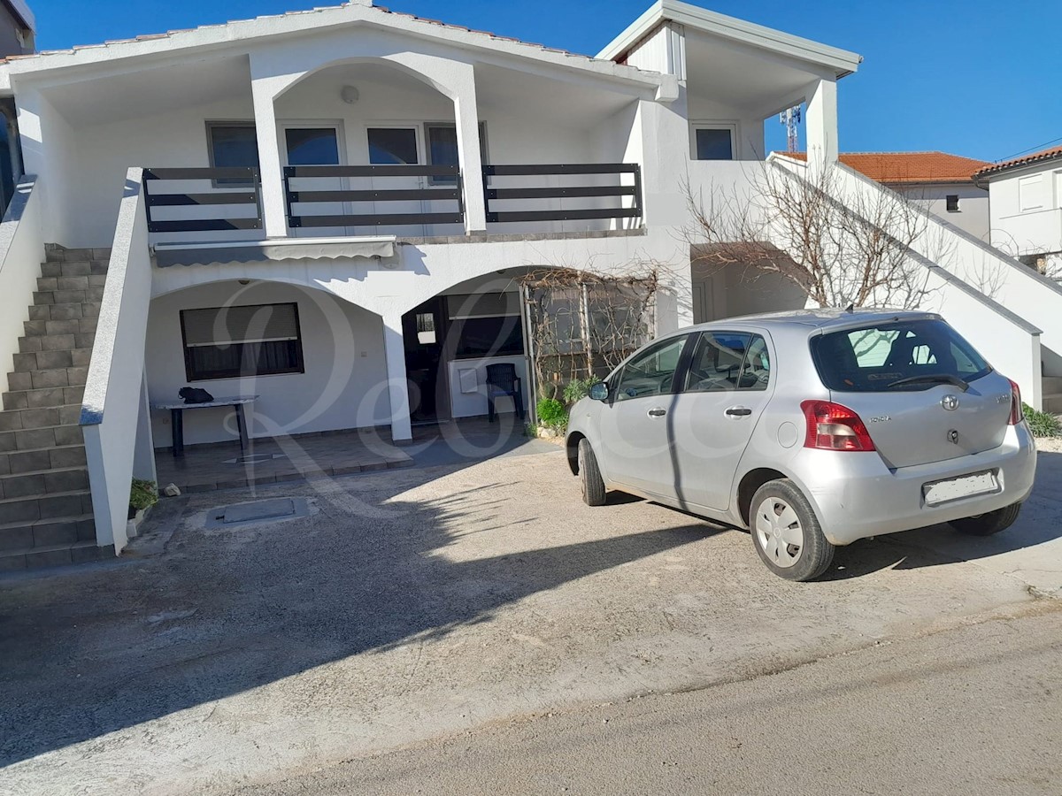 Vir, hiša s 5 apartmaji (242m2), 170m do morja, utečen posel