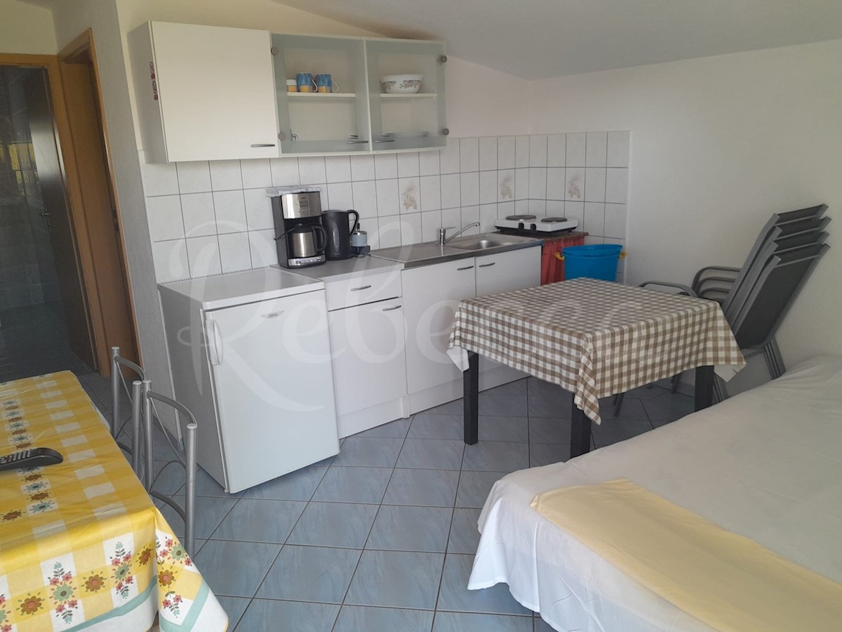 Vir, hiša s 5 apartmaji (242m2), 170m do morja, utečen posel