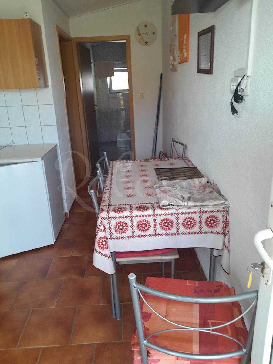 Vir, hiša s 5 apartmaji (242m2), 170m do morja, utečen posel