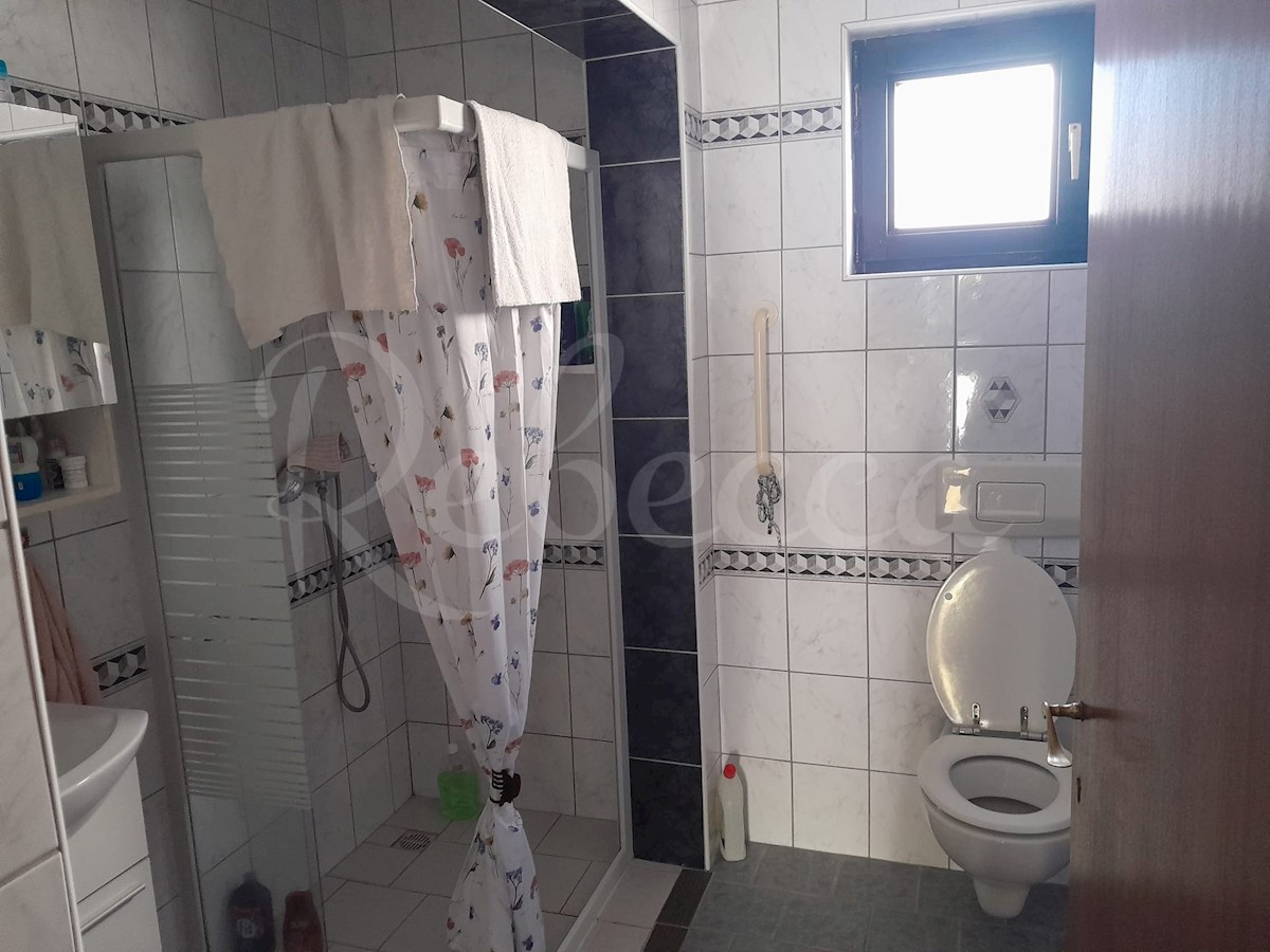 Vir, hiša s 5 apartmaji (242m2), 170m do morja, utečen posel