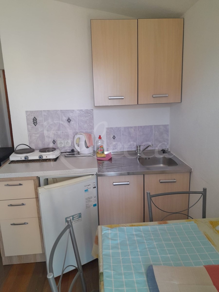 Vir, hiša s 5 apartmaji (242m2), 170m do morja, utečen posel