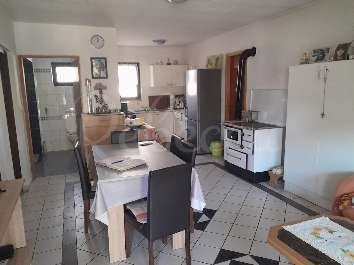 Vir, hiša s 5 apartmaji (242m2), 170m do morja, utečen posel