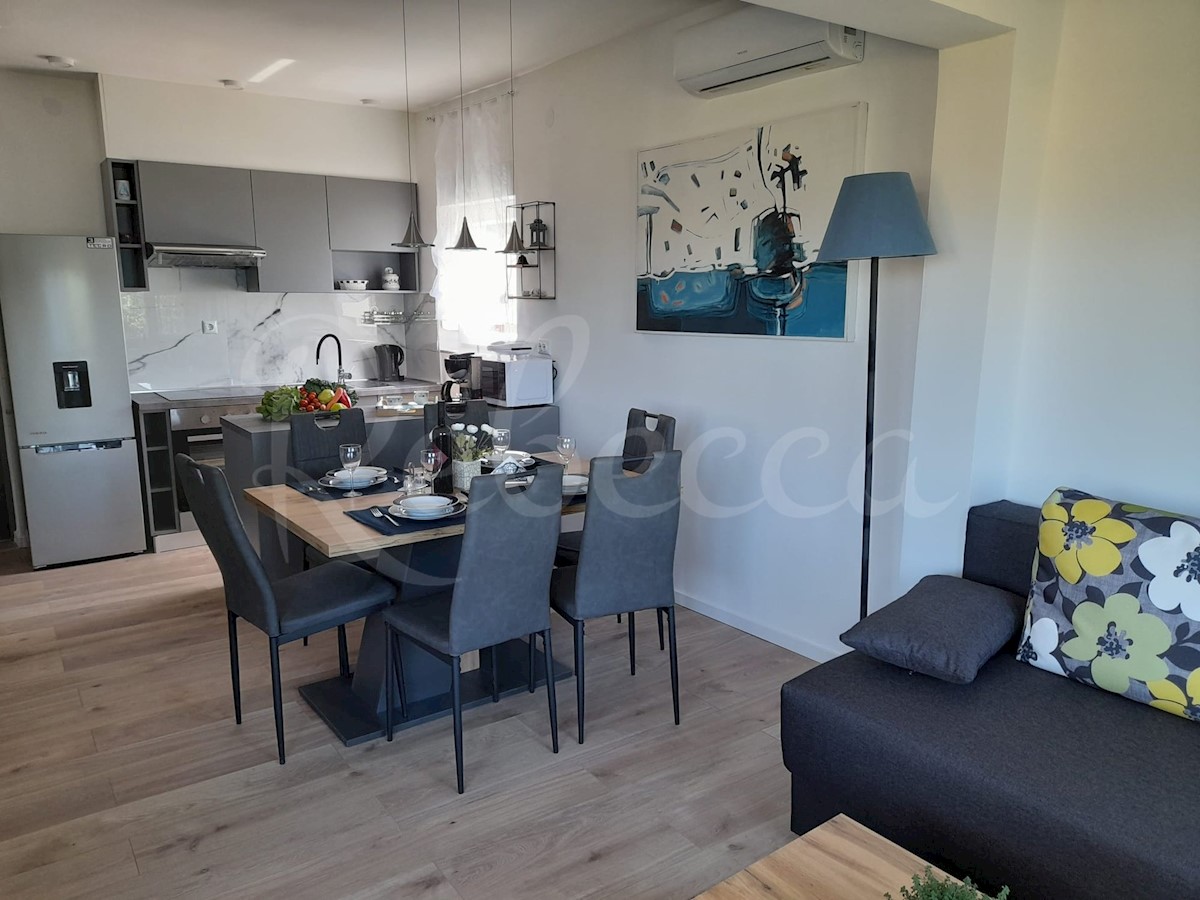 Sveti Petar na Moru, prenovljena hiša s 3 apartmaji (195m2), 50 metrov od morja, pogled!