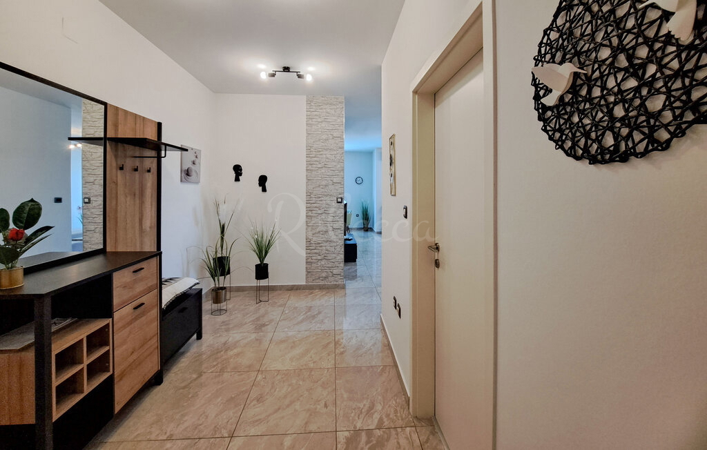 Apartma 72 m2, 1. nadstropje, 200 m od morja, 2 sobe, Medulin