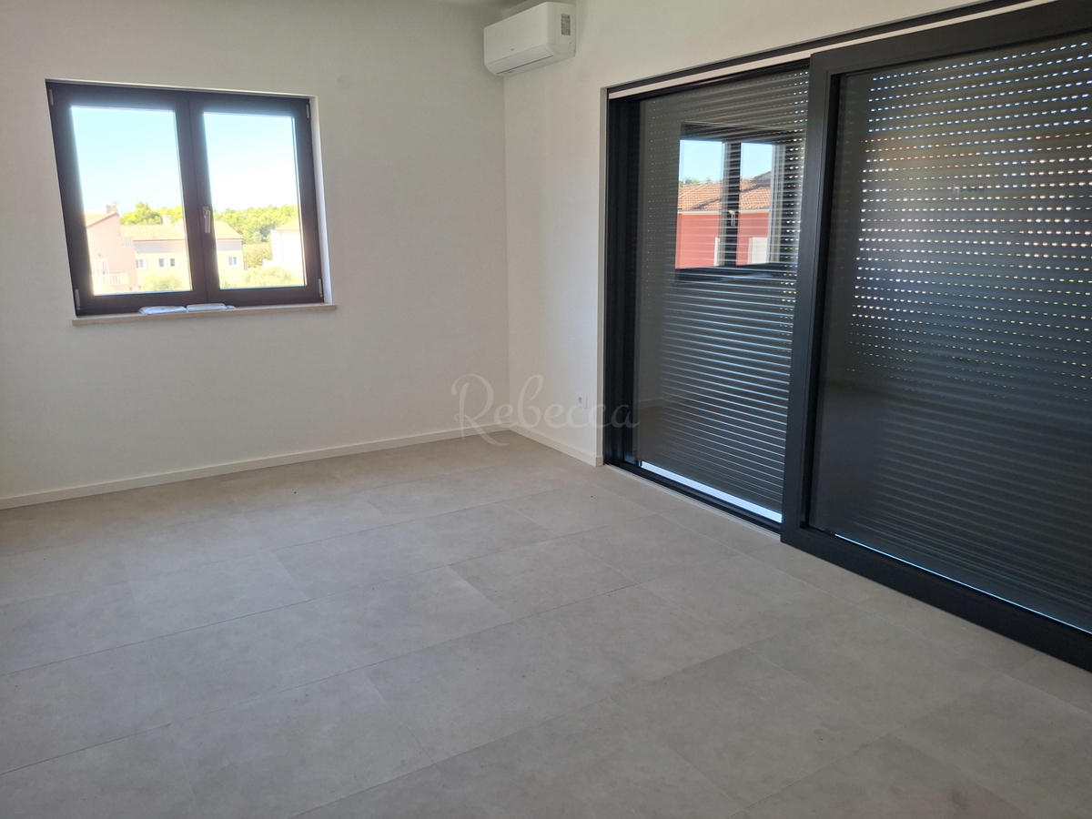 Stanovanje v novogradnji, 2 prostora, parkirišče, 600 m od morja, Premantura