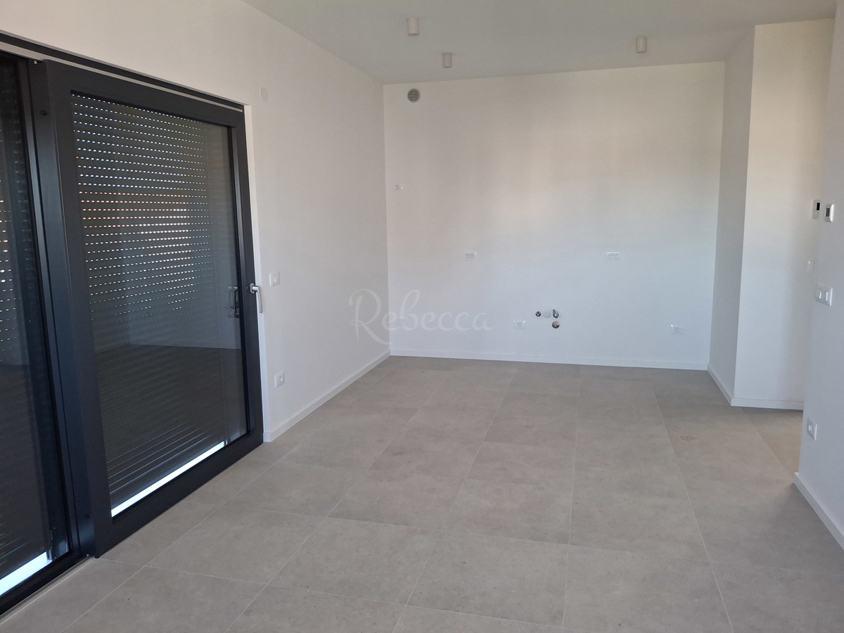 Stanovanje v novogradnji, 2 prostora, parkirišče, 600 m od morja, Premantura