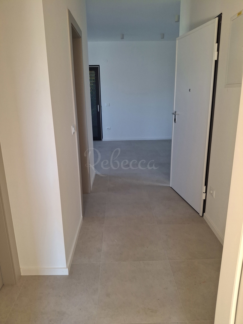 Stanovanje v novogradnji, 2 prostora, parkirišče, 600 m od morja, Premantura