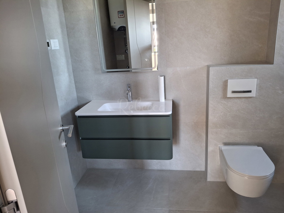 Stanovanje v novogradnji, 2 prostora, parkirišče, 600 m od morja, Premantura