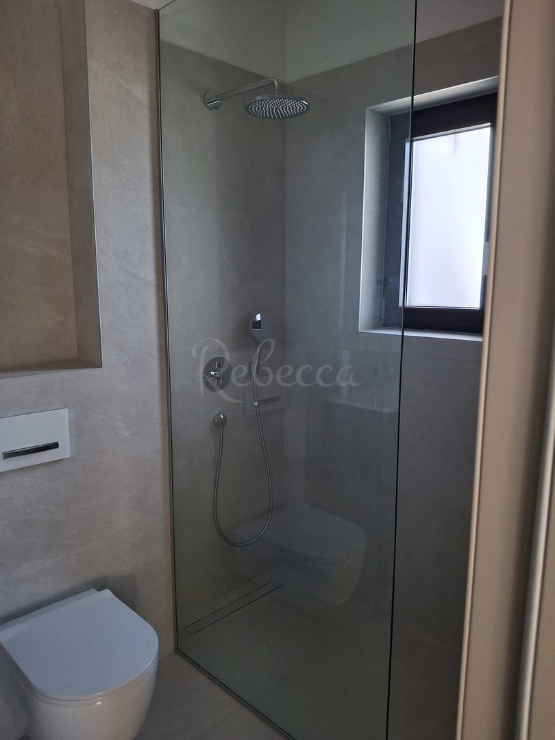 Stanovanje v novogradnji, 2 prostora, parkirišče, 600 m od morja, Premantura